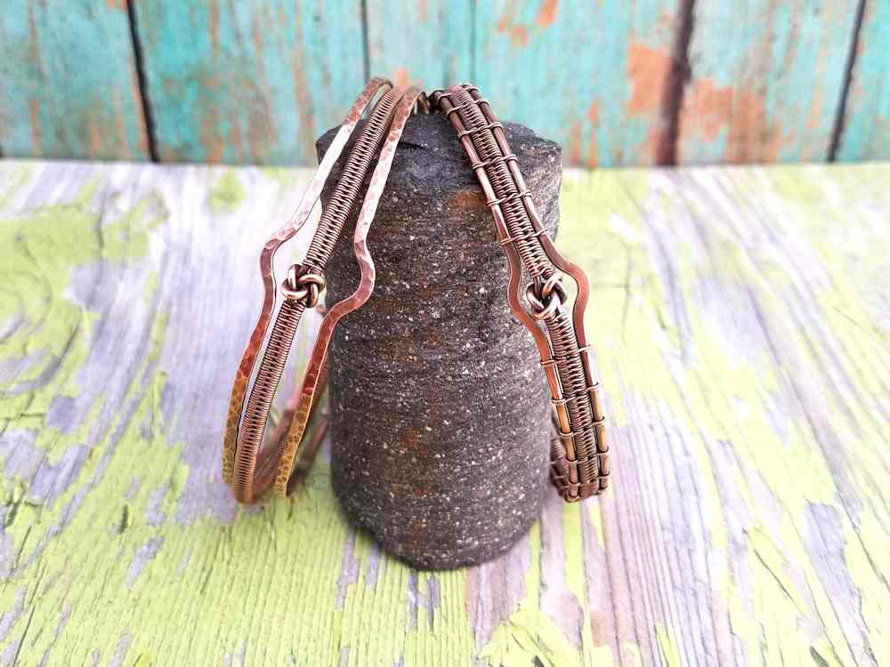 Lash the two frame wires to the knotted core wires while weaving to create a more refined Lover's Knot Bracelet (right). This is a simple variation of the Lover's Knot Stacked Bangle. Watch for a separate tutorial for the Lover's Knot Bracelet.