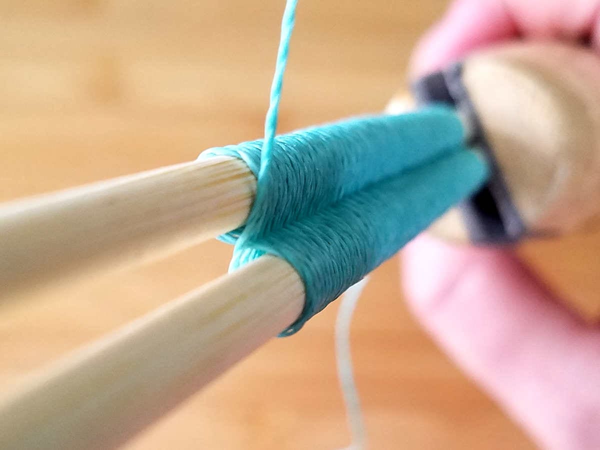 This closeup image of the Figure 8 wire weave clearly shows the crossover path of the weaving wire as it passes between the two core wires. 